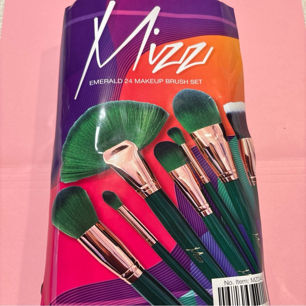Mizz Cosmetics “Emerald 24 Pcs Makeup Brush Set”